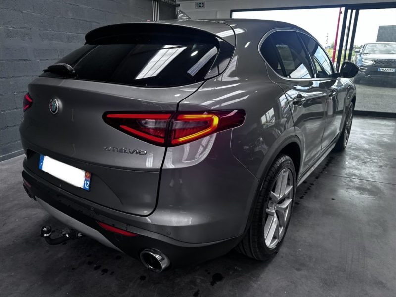 Alfa Romeo Stelvio 2.0T 280CV Q4 AT8 First Edition 2017 - Miniature 6