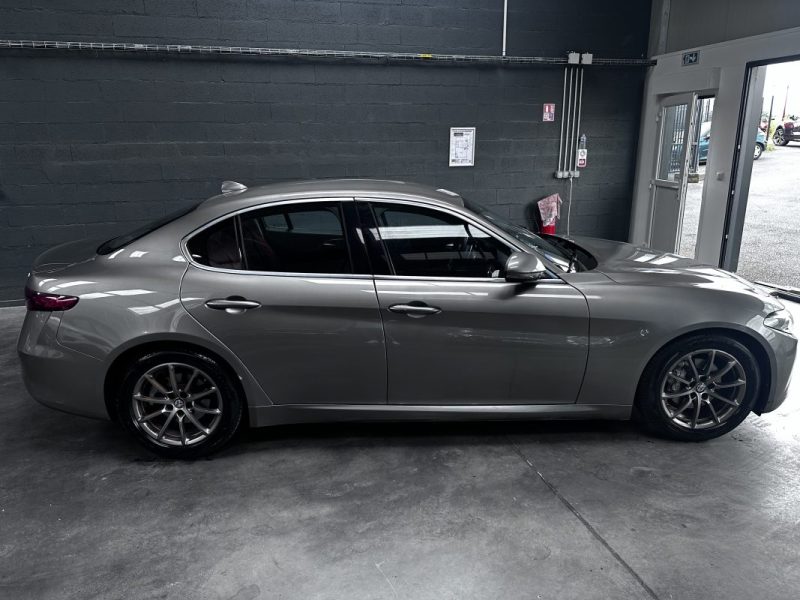 Alfa Romeo Giulia 2.0 Tb 200CV AT8 Super 2016 - Miniature 8
