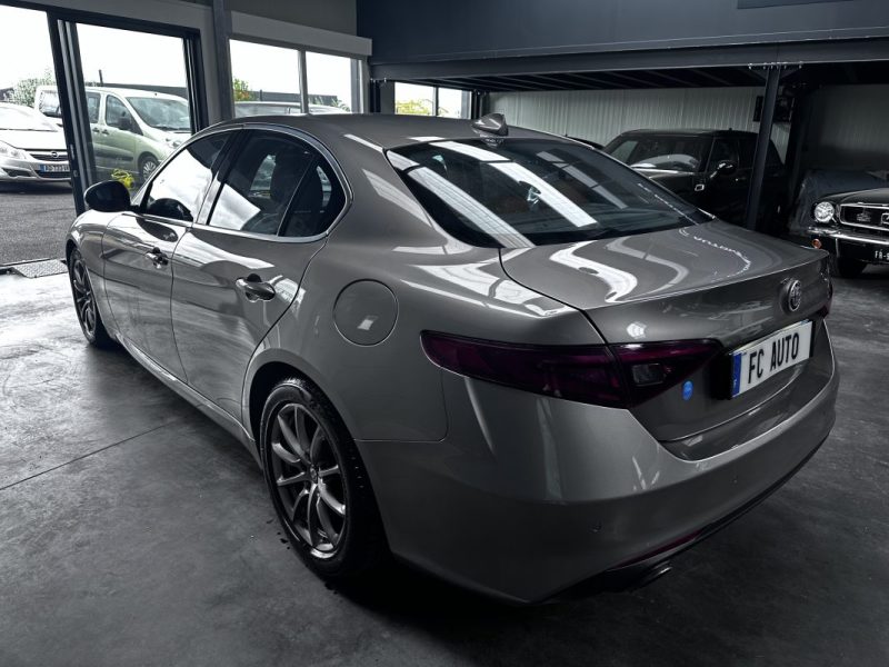 Alfa Romeo Giulia 2.0 Tb 200CV AT8 Super 2016 - Miniature 4
