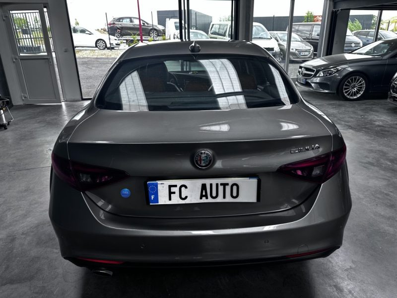 Alfa Romeo Giulia 2.0 Tb 200CV AT8 Super 2016 - Miniature 5