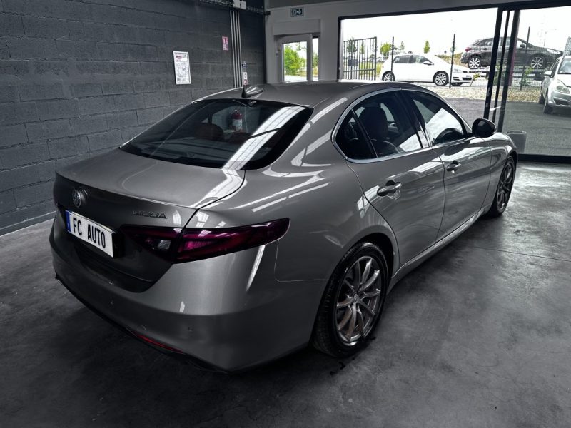 Alfa Romeo Giulia 2.0 Tb 200CV AT8 Super 2016 - Miniature 6